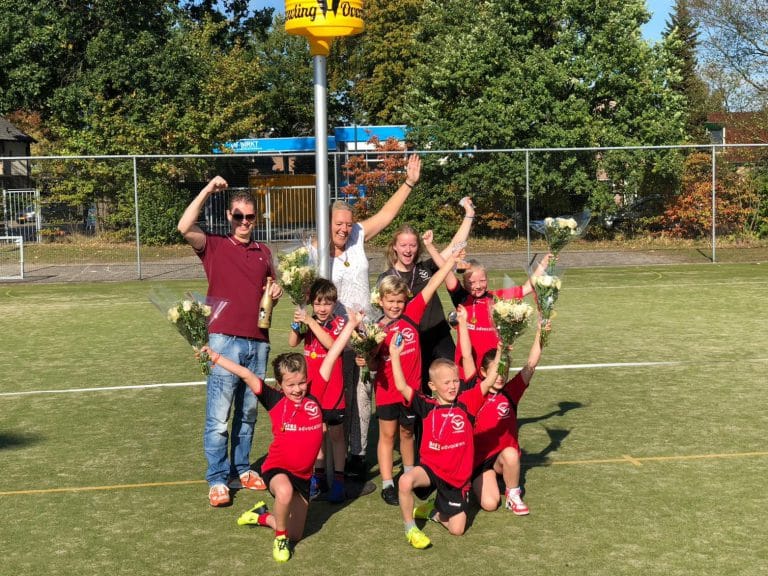 De E1 viert kampioenschap met taart en ‘sjampajen’