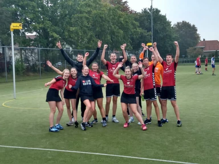 A1 ongeslagen kampioen na 8-3 winst op medekoploper MIA